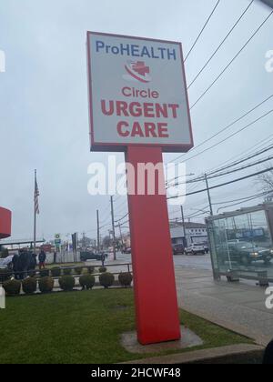 New York NY Jan 1: Les lignes commencent à se former à l'urgence de soins le jour de l'an pour les tests Covid à New York crédit: Mpi99/MediaPunch Banque D'Images