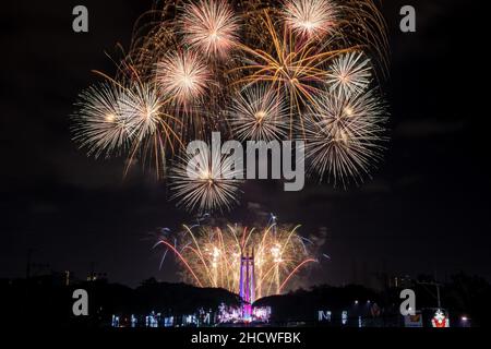 Manille, Philippines.1st janvier 2022.Un feu d'artifice illumine le ciel au-dessus du cercle commémoratif de la ville de Quezon pour inaugurer le nouvel an. Banque D'Images