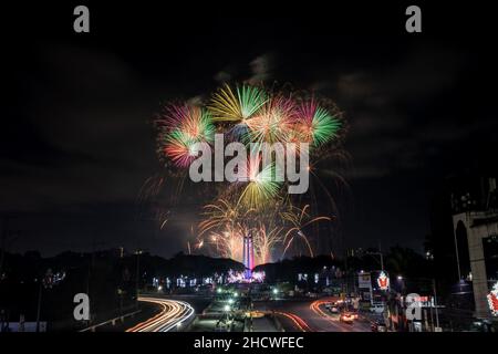 Manille, Philippines.1st janvier 2022.Un feu d'artifice illumine le ciel au-dessus du cercle commémoratif de la ville de Quezon pour inaugurer le nouvel an. Banque D'Images