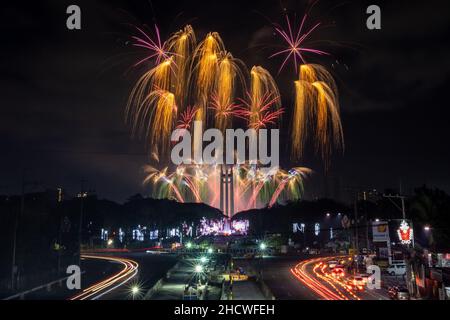 Manille, Philippines.1st janvier 2022.Un feu d'artifice illumine le ciel au-dessus du cercle commémoratif de la ville de Quezon pour inaugurer le nouvel an. Banque D'Images