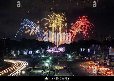 Manille, Philippines.1st janvier 2022.Un feu d'artifice illumine le ciel au-dessus du cercle commémoratif de la ville de Quezon pour inaugurer le nouvel an. Banque D'Images