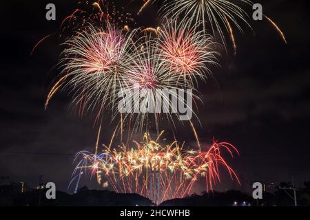 Manille, Philippines.1st janvier 2022.Un feu d'artifice illumine le ciel au-dessus du cercle commémoratif de la ville de Quezon pour inaugurer le nouvel an. Banque D'Images