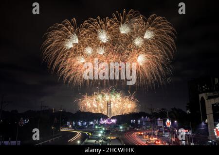 Manille, Philippines.1st janvier 2022.Un feu d'artifice illumine le ciel au-dessus du cercle commémoratif de la ville de Quezon pour inaugurer le nouvel an. Banque D'Images