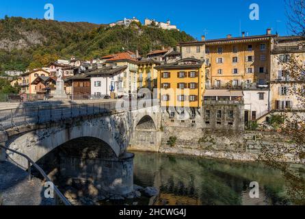 Le beau village de Varallo, pendant la saison d'automne, en Valsesia (Vallée de Sesia).Province de Vercelli, Piémont, Italie. Banque D'Images