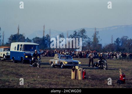 Archives 70ies : le cascadeur français Franck Valverde se produit au Bourget du Lac, Savoie, France, 1975 Banque D'Images