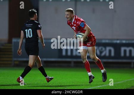 Llanelli, Royaume-Uni.01st janvier 2022.Johnny McNichols, de Scarlets, célèbre après avoir mis ses équipes en finale, essayant de gagner le match.Match de rugby de championnat de l'United Rugby, Scarlets v Osprey au Parc y Scarlets Stadium de Llanelli, dans le sud du pays de Galles le jour de l'an samedi 1st janvier 2022,Le jeu est joué derrière des portes fermées en raison des nouvelles restrictions de covid du gouvernement gallois qui sont entrées en vigueur le 26th 2021 décembre. photo par Andrew Orchard/Andrew Orchard sports Photography/Alamy Live News crédit: Andrew Orchard sports Photography/Alamy Live News Banque D'Images