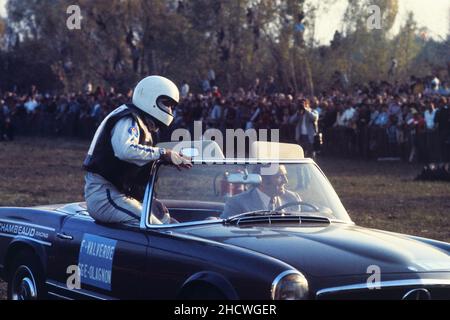 Archives 70ies : le cascadeur français Franck Valverde se produit au Bourget du Lac, Savoie, France, 1975 Banque D'Images