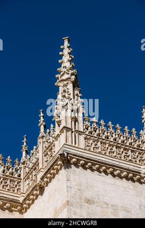 Flèches de la cathédrale de Grenade contre le ciel bleu Banque D'Images