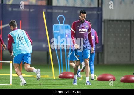 1st janvier 2022: Ciutat Esportiva Joan Gamper, Barcelone, Espagne; FC Barcelone Conférence de presse et sessions de formation: Sergio Busquets pendant la session de formation du FC Barcelone avant le match de la Liga 19 à Ciutat Esportiva Joan Gamper. Banque D'Images