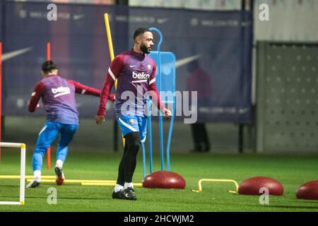 1st janvier 2022: Ciutat Esportiva Joan Gamper, Barcelone, Espagne; FC Barcelone Conférence de presse et sessions de formation: Memphis Delay pendant la session de formation du FC Barcelone avant le match de la Liga 19 à Ciutat Esportiva Joan Gamper. Banque D'Images