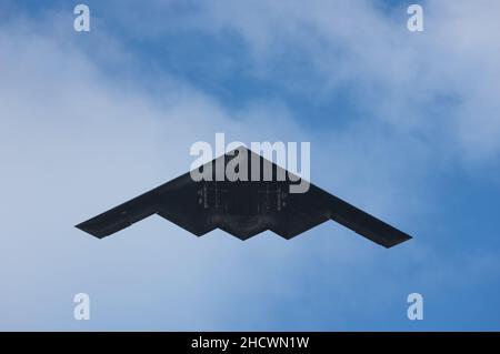 B-2 bombardier furtif Spirit of Louisiana survolant Pasadena, marquant le début de la Rose Parade de 2022. Banque D'Images