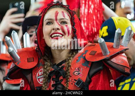 Un fan de Georgia Bulldogs se réjouit lors du match de football du Capital One Orange Bowl NCAA College entre la Géorgie et le Michigan, le vendredi 31 décembre 2021, au Hard Rock Stadium de Miami Gardens, en Floride.Jacob Kupferman/CSM Banque D'Images