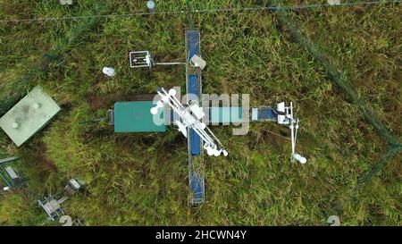 Station de recherche pour l'étude des terres humides écosystème des prairies un drone vidéo aérienne a tourné un marécage de station météorologique avec des saules, le cycle et le flux de carbone, Foucault Banque D'Images