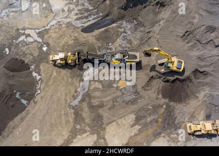 Vue aérienne de la machine de l'usine de concasseur de pierre en cours de travail, tapis convoyeur avec équipement industriel Banque D'Images