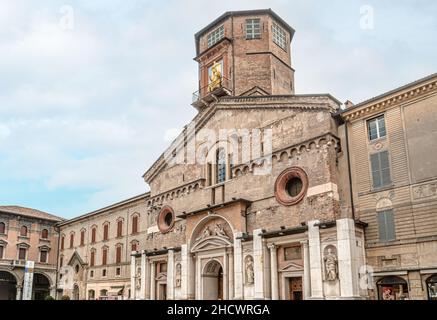 Face ouest de la cathédrale de Reggio Emilia en Émilie-Romagne, Italie. Banque D'Images