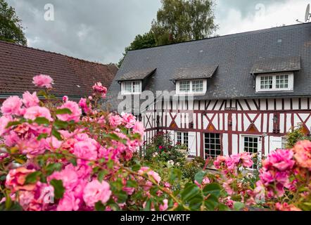 Veules les Roses, France - 30 juillet 2021 : ferme traditionnelle au bord de la rivière Veules à Veules-les-Roses, l'un des plus beaux villages de France Banque D'Images