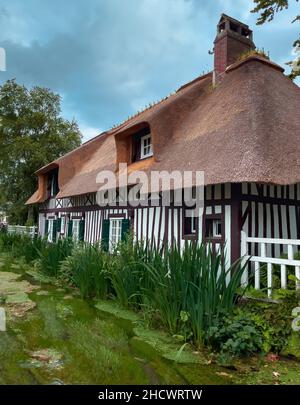 Veules les Roses, France - 30 juillet 2021 : ferme traditionnelle au bord de la rivière Veules à Veules-les-Roses, l'un des plus beaux villages de France Banque D'Images