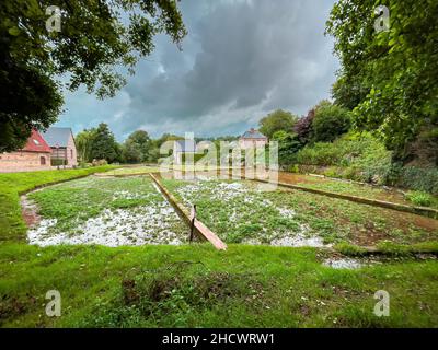 Veules les Roses, France - 30 juillet 2021 : à la source de la rivière Veules, la plus courte rivière de France à 1,194 kilomètres Banque D'Images