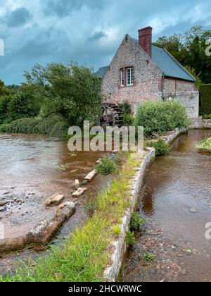 Veules les Roses, France - 30 juillet 2021 : Moulin traditionnel au bord de la rivière Veules à Veules-les-Roses, l'un des plus beaux villages de France Banque D'Images