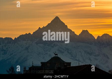 Palazzina di caccia de Stupinigi, palais de Turin.Palais de chasse de la maison royale savoyarde au beau coucher de soleil aligné avec la montagne Monviso. Banque D'Images