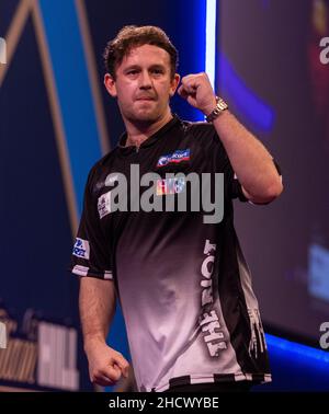 Callan Rydz réagissant après avoir remporté le jeu 1st pendant le quatorze jour du Championnat du monde des fléchettes William Hill à Alexandra Palace, Londres.Date de la photo: Samedi 1 janvier 2022. Banque D'Images