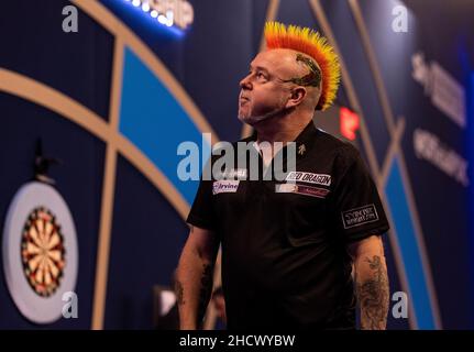 Peter Wright réagissant après avoir perdu la série 1st au cours du quatorze jour du Championnat du monde des fléchettes William Hill à Alexandra Palace, Londres.Date de la photo: Samedi 1 janvier 2022. Banque D'Images