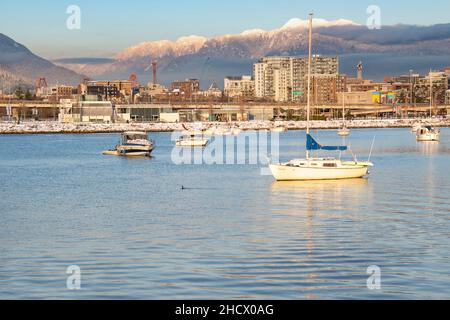 North Shore Mountains de False Creek, Vancouver, Canada, un jour d'hiver Banque D'Images