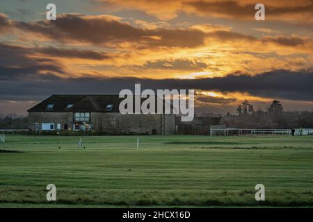 Le soleil descend au-dessus de l'hippodrome de Wincanton Banque D'Images