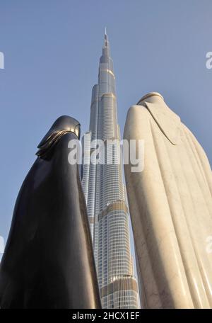 Bâtiment Burj Khalifa le plus haut du monde et sculpture « ensemble » arabe, centre-ville de Dubaï, Dubaï, Émirats arabes Unis Banque D'Images