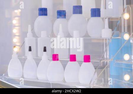 Bouteilles en plastique vides médicales en vitrine à l'exposition pharmaceutique Banque D'Images