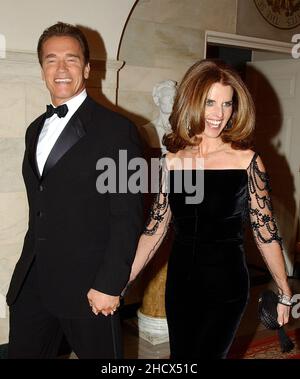 Washington, DC - le 22 février 2004 -- le gouverneur de Californie Arnold Schwarzenegger et sa femme, Maria Shriver, arrivent à la Maison Blanche à Washington, DC le 22 février 2004.Ils assistaient au dîner 2004 de la National Governors Association avec le président des États-Unis George W. Bush..Credit: Ron Sachs / CNP Banque D'Images