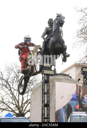 Londres, Royaume-Uni janvier 1st 2022.Des centaines d'artistes sont retournés à une parade du jour de l'an plus sécuritaire pour les Covid, dans le centre de Londres.L'événement de cette année était limité à 600 spectateurs qui devaient acheter des billets et apprécier le spectacle à des températures records de 16 degrés.Monica Wells/Alay Live News Banque D'Images