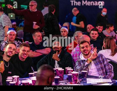 Les footballeurs de Leicester City James Maddison, Harvey Barnes, Hamza Choudhury et Kiernan Dewsbury-Hall (gauche-droite) regardent le match entre Peter Wright et Callan Rydz au cours du 14 e jour du Championnat mondial des fléchettes William Hill à Alexandra Palace, Londres.Date de la photo: Samedi 1 janvier 2022. Banque D'Images