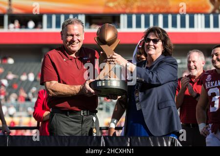 1 janvier 2022 : Sam Pittman, entraîneur-chef de l'Arkansas Razorbacks, reçoit le trophée Outback Bowl après avoir battu les Lions Nittany de l'État de Pennsylvanie au stade Raymond James Tampa, Floride.Jonathan Huff/CSM. Banque D'Images