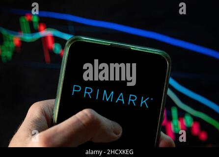 Chine.4th décembre 2021.Dans cette illustration, le logo Primark de la marque de vente à la mode irlandaise apparaît sur un smartphone avec un graphique d'indice boursier économique en arrière-plan.(Credit image: © Budrul Chukrut/SOPA Images via ZUMA Press Wire) Banque D'Images