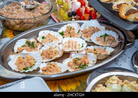 carapace farcie de crevettes dans une sauce rose Banque D'Images