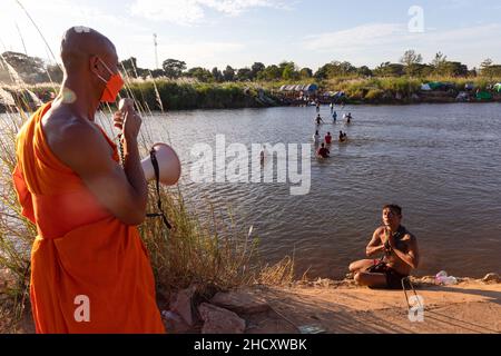 District de Mae SOT, Thaïlande.01st janvier 2022.Un moine thaïlandais est vu diriger les prières pour les Karen.Les Karen évacuées vivent dans un camping temporaire le long de la rivière Moei, du côté du Myanmar, qui peut être vu du côté de la Thaïlande autour du district de Mae SOT.Ils vivent ici depuis environ 3 semaines après le conflit entre l'armée du Myanmar et l'armée KNU (Union nationale Karen) dans l'État Karen du Myanmar.Crédit : SOPA Images Limited/Alamy Live News Banque D'Images