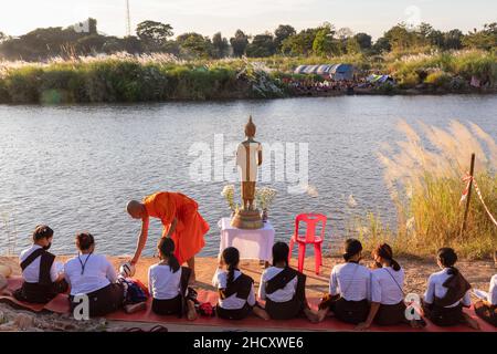 District de Mae SOT, Thaïlande.01st janvier 2022.Un moine thaïlandais est vu diriger les prières pour les Karen.Les Karen évacuées vivent dans un camping temporaire le long de la rivière Moei, du côté du Myanmar, qui peut être vu du côté de la Thaïlande autour du district de Mae SOT.Ils vivent ici depuis environ 3 semaines après le conflit entre l'armée du Myanmar et l'armée KNU (Union nationale Karen) dans l'État Karen du Myanmar.Crédit : SOPA Images Limited/Alamy Live News Banque D'Images