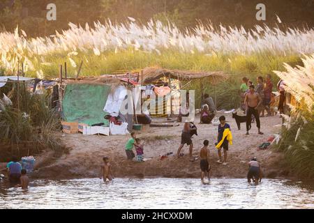 District de Mae SOT, Thaïlande.01st janvier 2022.Les Karen se rassemblent dans leur camping temporaire.Les Karen évacuées vivent dans un camping temporaire le long de la rivière Moei, du côté du Myanmar, qui peut être vu du côté de la Thaïlande autour du district de Mae SOT.Ils vivent ici depuis environ 3 semaines après le conflit entre l'armée du Myanmar et l'armée KNU (Union nationale Karen) dans l'État Karen du Myanmar.(Photo de Phobthum Yingpaiboonsuk/SOPA I/Sipa USA) crédit: SIPA USA/Alay Live News Banque D'Images