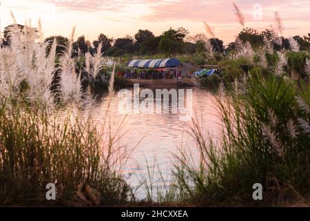 District de Mae SOT, Thaïlande.01st janvier 2022.Le camping temporaire des Karen est vu dans la soirée.Les Karen évacuées vivent dans un camping temporaire le long de la rivière Moei, du côté du Myanmar, qui peut être vu du côté de la Thaïlande autour du district de Mae SOT.Ils vivent ici depuis environ 3 semaines après le conflit entre l'armée du Myanmar et l'armée KNU (Union nationale Karen) dans l'État Karen du Myanmar.(Photo de Phobthum Yingpaiboonsuk/SOPA I/Sipa USA) crédit: SIPA USA/Alay Live News Banque D'Images