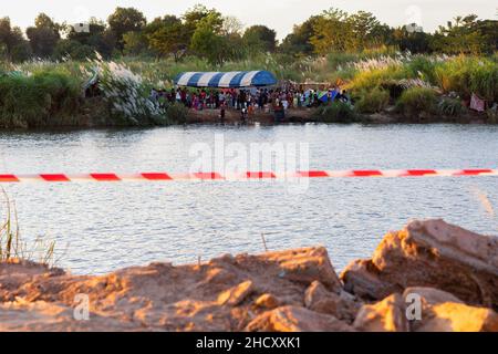 District de Mae SOT, Thaïlande.01st janvier 2022.Vue sur le camping temporaire du peuple Karen.Les Karen évacuées vivent dans un camping temporaire le long de la rivière Moei, du côté du Myanmar, qui peut être vu du côté de la Thaïlande autour du district de Mae SOT.Ils vivent ici depuis environ 3 semaines après le conflit entre l'armée du Myanmar et l'armée KNU (Union nationale Karen) dans l'État Karen du Myanmar.(Photo de Phobthum Yingpaiboonsuk/SOPA I/Sipa USA) crédit: SIPA USA/Alay Live News Banque D'Images