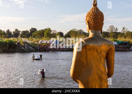 District de Mae SOT, Thaïlande.01st janvier 2022.Karen se wade tout en traînant des marchandises à travers la rivière Moei.Les Karen évacuées vivent dans un camping temporaire le long de la rivière Moei, du côté du Myanmar, qui peut être vu du côté de la Thaïlande autour du district de Mae SOT.Ils vivent ici depuis environ 3 semaines après le conflit entre l'armée du Myanmar et l'armée KNU (Union nationale Karen) dans l'État Karen du Myanmar.(Photo de Phobthum Yingpaiboonsuk/SOPA I/Sipa USA) crédit: SIPA USA/Alay Live News Banque D'Images