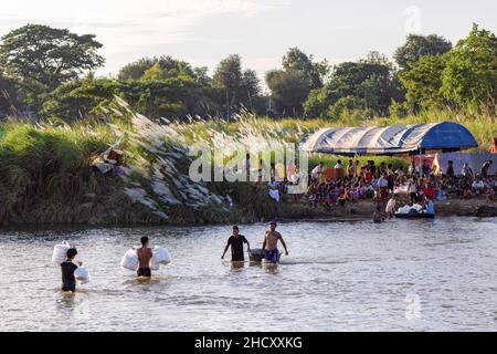 District de Mae SOT, Thaïlande.01st janvier 2022.Karen se wade tout en traînant des marchandises à travers la rivière Moei.Les Karen évacuées vivent dans un camping temporaire le long de la rivière Moei, du côté du Myanmar, qui peut être vu du côté de la Thaïlande autour du district de Mae SOT.Ils vivent ici depuis environ 3 semaines après le conflit entre l'armée du Myanmar et l'armée KNU (Union nationale Karen) dans l'État Karen du Myanmar.(Photo de Phobthum Yingpaiboonsuk/SOPA I/Sipa USA) crédit: SIPA USA/Alay Live News Banque D'Images