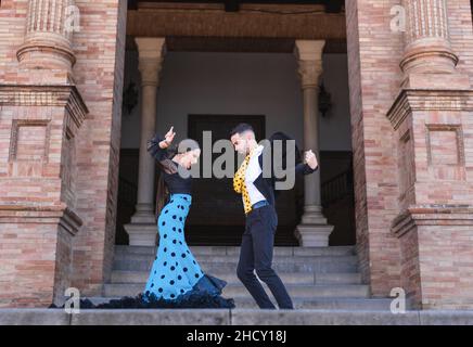 Deux danseurs de flamenco se produisent dans les escaliers d'un bâtiment Banque D'Images