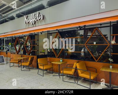 Turku, Finlande - 21 décembre 2021 : vue horizontale du café Kaffela à l'intérieur du magasin d'alimentation Prisma Banque D'Images