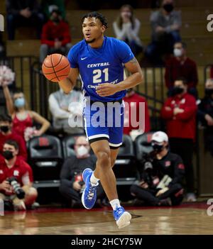 Piscataway, New Jersey, États-Unis.1st janvier 2022.Le garde Andre Snoddy (21) du Central Connecticut State Blue Devils met le ballon sur le terrain pendant le match entre le Central Connecticut State Blue Devils et les Rutgers Scarlet Knights à l'arène de Jersey MikeÕs à Piscataway, New Jersey, le samedi 1 janvier 2022.Duncan Williams/CSM/Alamy Live News Banque D'Images