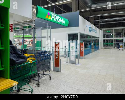 Turku, Finlande - 21 décembre 2021 : vue verticale de l'entrée de l'épicerie Prisma Banque D'Images