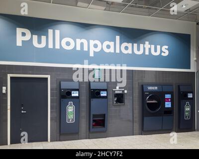 Turku, Finlande - 21 décembre 2021 : vue horizontale des machines de recyclage de bouteilles en PET (Pullonpalutus) à l'intérieur du magasin d'alimentation Prisma Banque D'Images