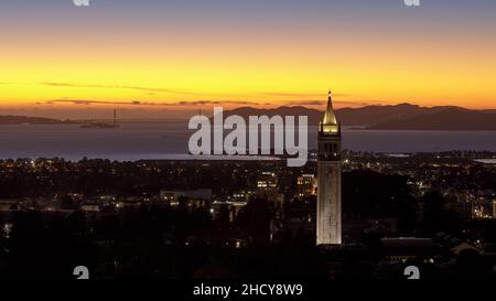 Le crépuscule survole la tour Sather (appelée Campanile) de l'UC Berkeley via Big C Trail.Berkeley, Comté d'Alameda, Californie, États-Unis. Banque D'Images