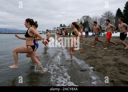 Vancouver, Canada.1st janvier 2022.Les gens prennent un plongeon dans l'eau pour célébrer le nouvel an à Jericho Beach, à Vancouver, en Colombie-Britannique, au Canada, le 1 janvier 2022.Credit: Liang Sen/Xinhua/Alay Live News Banque D'Images